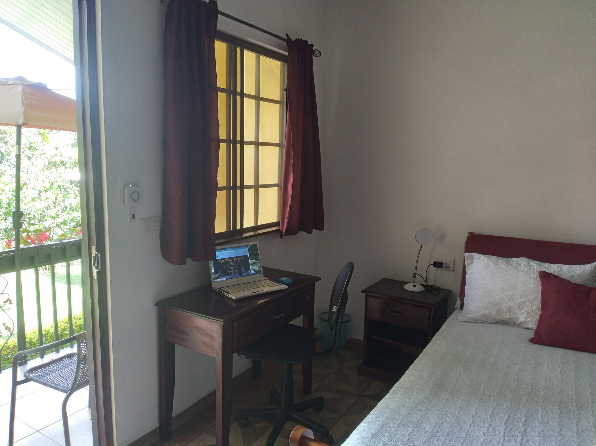 A bedroom with a laptop on the desk at Aparthotel Boquete