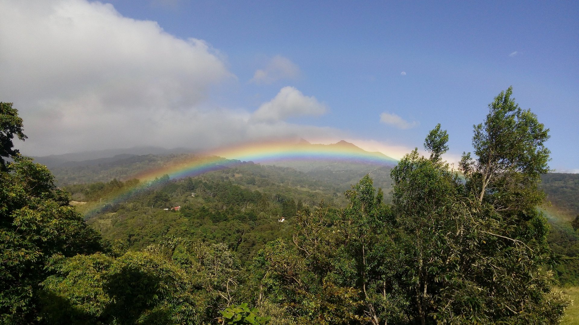 Un arcoiris sobre las colinas de Boquete