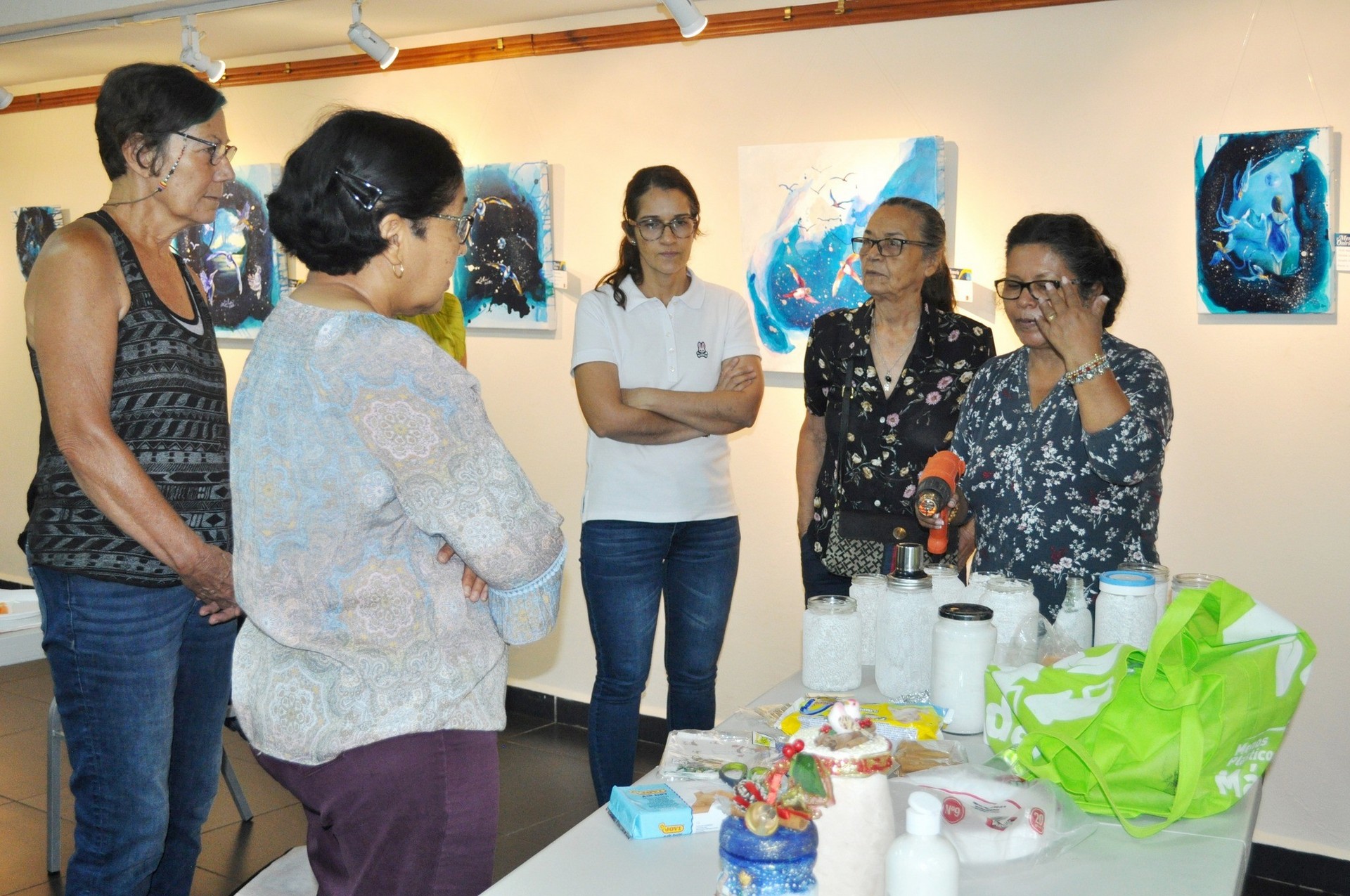 2024 taller de navidad María Santamaria - decore frascos con técnica de decoupage