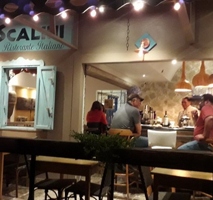 Guest sitting in front of the Italian restaurant Tre Scalini in Boquete